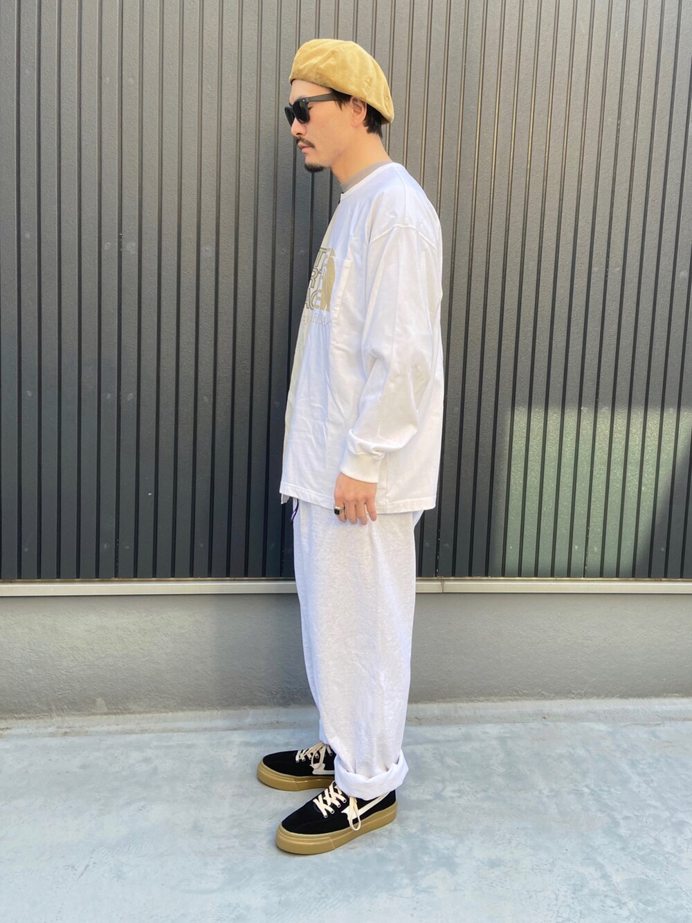 その他のTシャツ/カットソー、ブラウン系のTシャツ/カットソー、グレー系のスウェットパンツを着用したメンズの春コーディネートの3枚目の写真