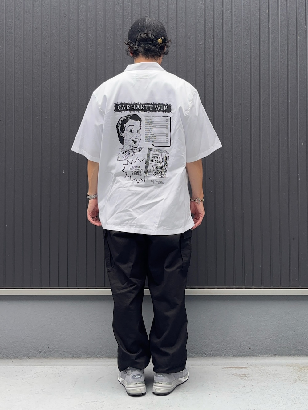 ホワイト系のシャツ/ブラウス、ホワイト系のTシャツ/カットソー、ブラック系のカーゴパンツを着用したメンズの秋コーディネートの3枚目の写真