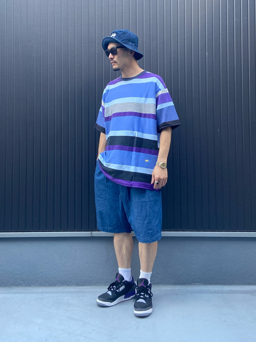 ブルー系のTシャツ/カットソー、ブルー系のその他パンツ、その他のスニーカーを着用したメンズの秋コーディネートの3枚目の写真