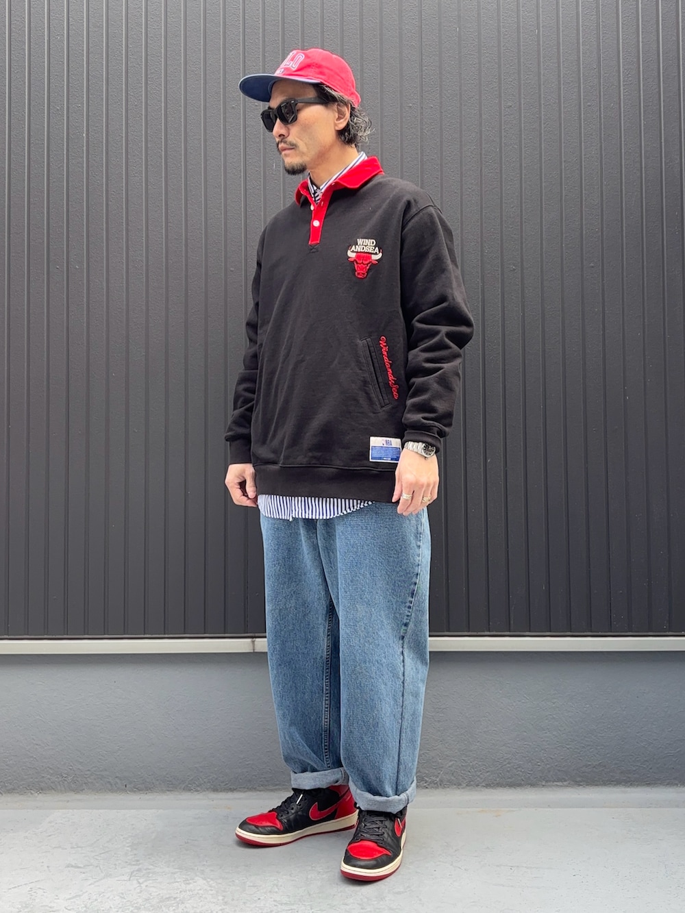 ブラック系のトップス、ブルー系のシャツ/ブラウス、ブルー系のデニムパンツを着用したメンズの春コーディネートの3枚目の写真