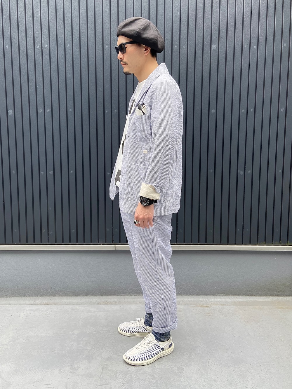 その他のジャケット/アウター、ホワイト系のTシャツ/カットソー、その他のパンツを着用したメンズの春コーディネートの2枚目の写真