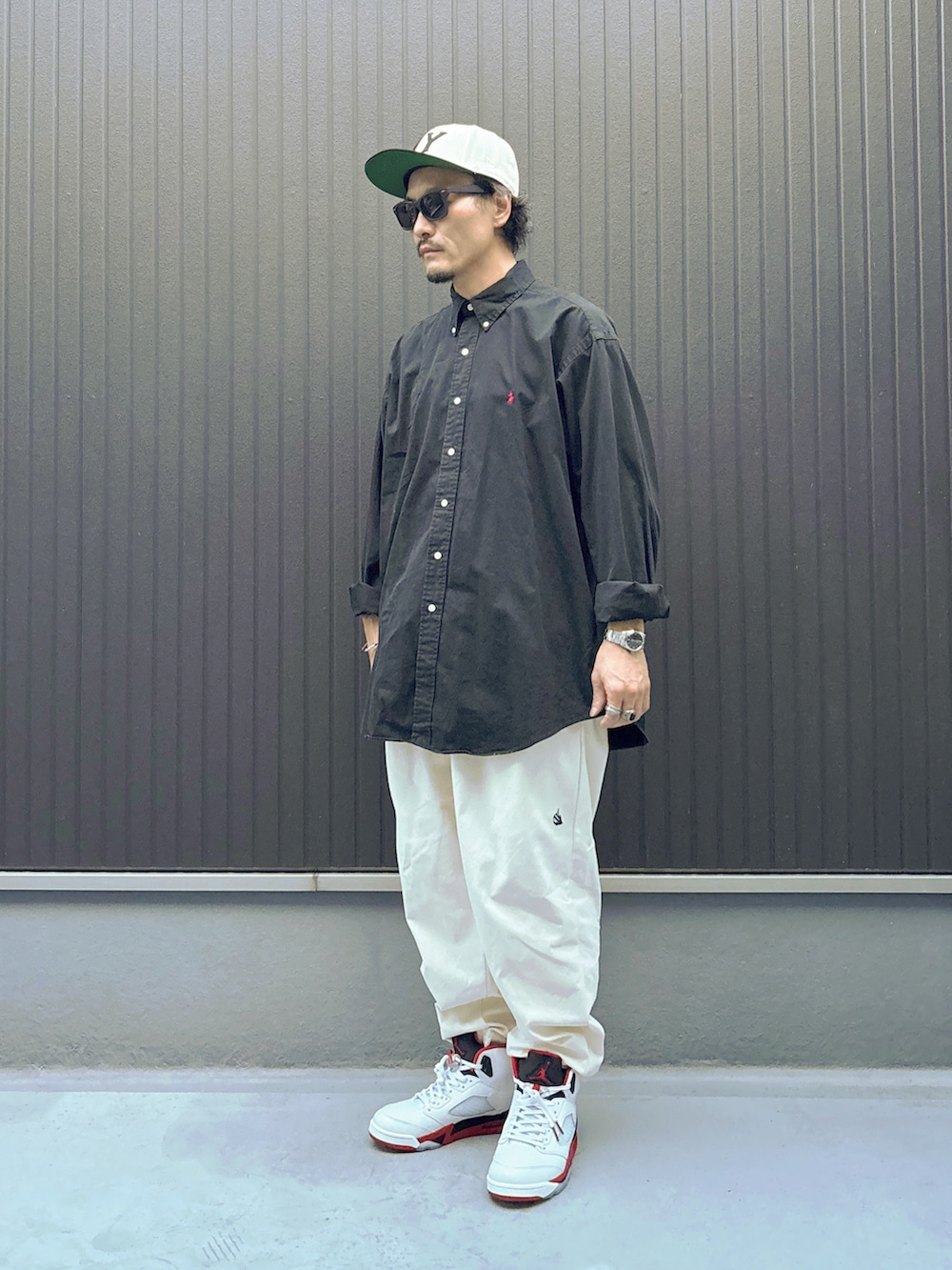 ホワイト系のその他パンツ、ブラック系のシャツ/ブラウス、ホワイト系のスニーカーを着用したメンズの秋コーディネートの3枚目の写真