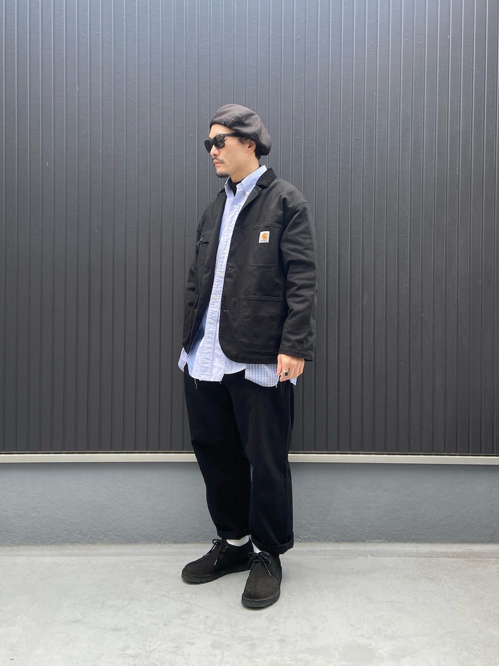 ブラック系のジャケット/アウター、ブルー系のシャツ/ブラウス、ブラック系のTシャツ/カットソーを着用したメンズの冬コーディネートの3枚目の写真