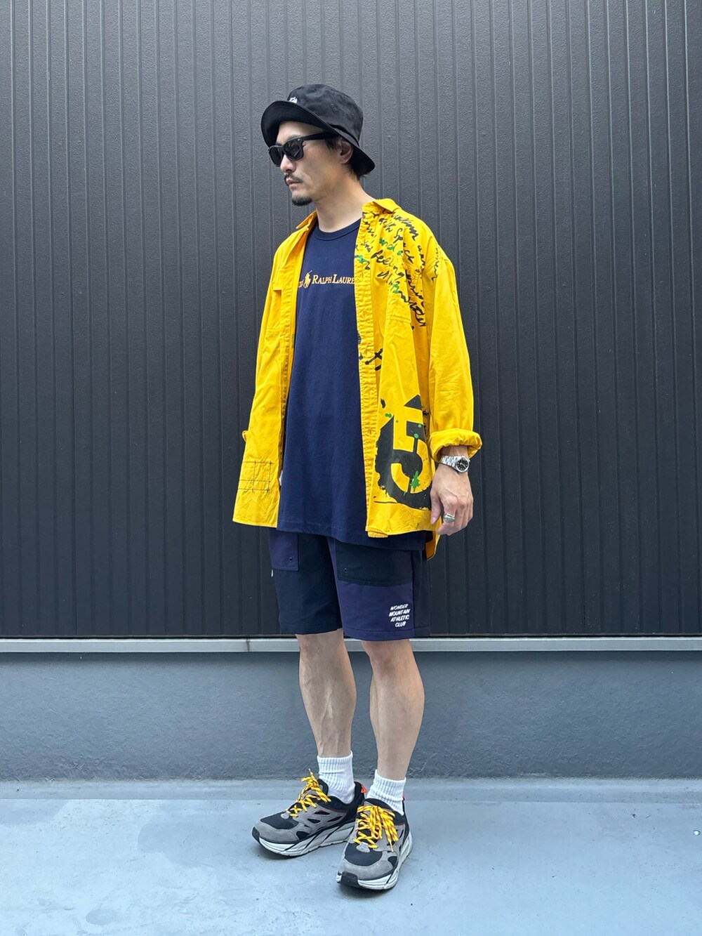 イエロー系のシャツ/ブラウス、ブルー系のTシャツ/カットソー、ブルー系のパンツを着用したメンズの秋コーディネートの3枚目の写真