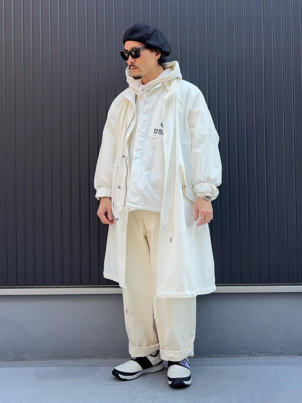 ホワイト系のパーカー、ホワイト系のシャツ/ブラウス、ホワイト系のジャケット/アウターを着用したメンズの冬コーディネートの3枚目の写真