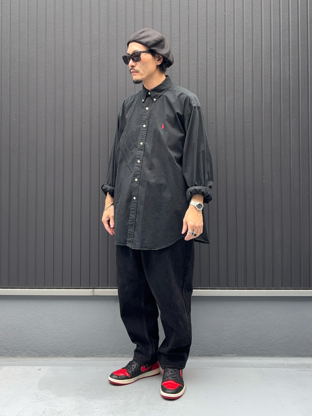 ブラック系のシャツ/ブラウス、ブラック系のデニムパンツ、レッド系のスニーカーを着用したメンズの秋コーディネートの3枚目の写真