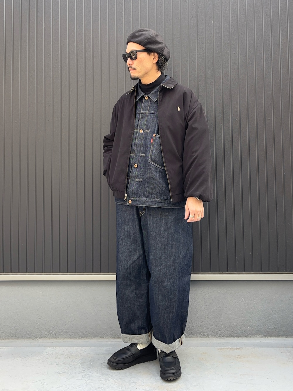 ブラック系のジャケット/アウター、ブルー系のデニムジャケット、ブルー系のデニムパンツを着用したメンズの春コーディネートの3枚目の写真