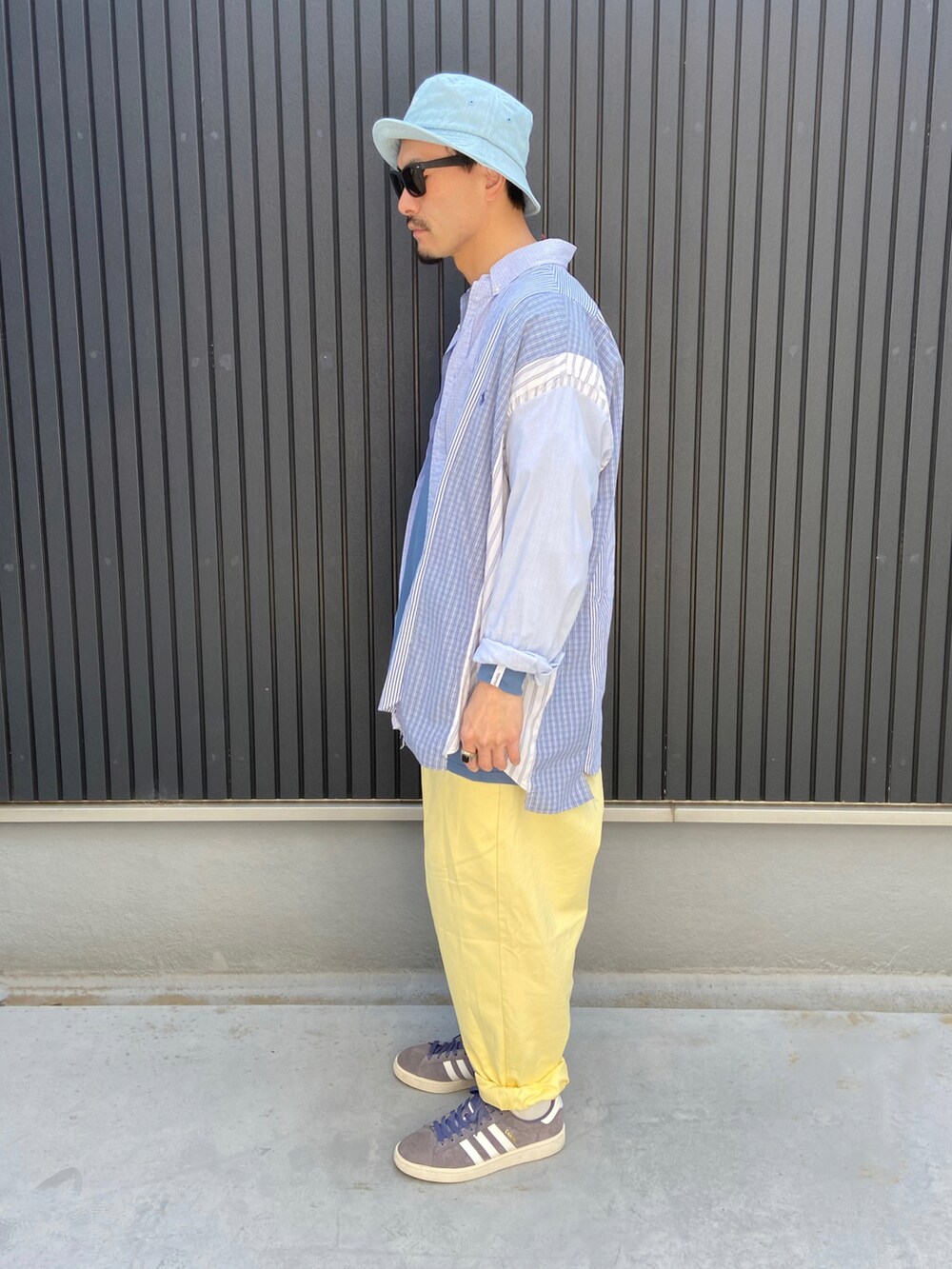 ブルー系のシャツ/ブラウス、ブルー系のTシャツ/カットソー、イエロー系のその他パンツを着用したメンズの春コーディネートの2枚目の写真