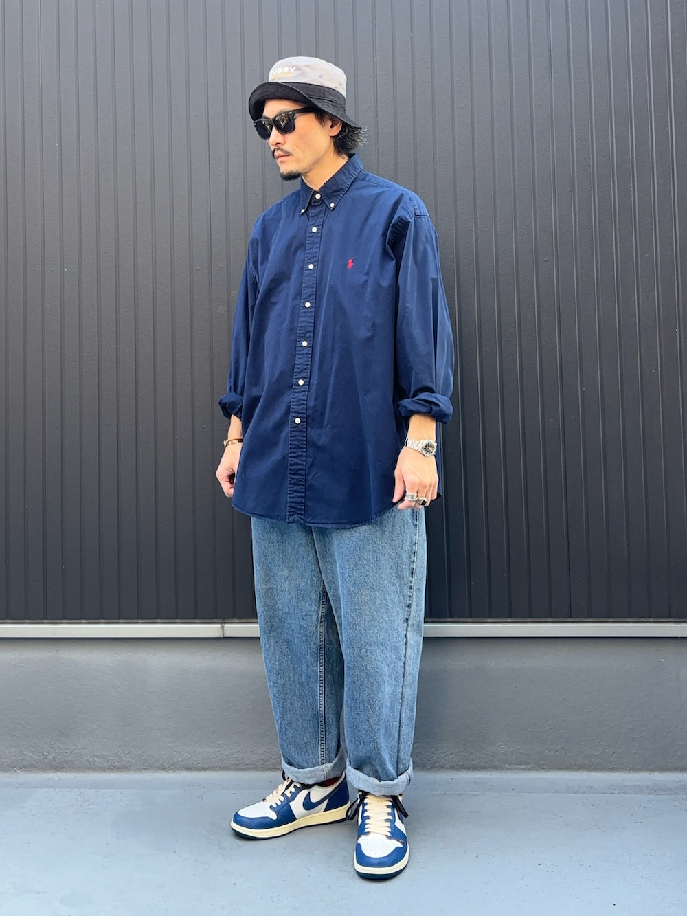 ブルー系のシャツ/ブラウス、ブルー系のデニムパンツ、その他のスニーカーを着用したメンズの秋コーディネートの3枚目の写真