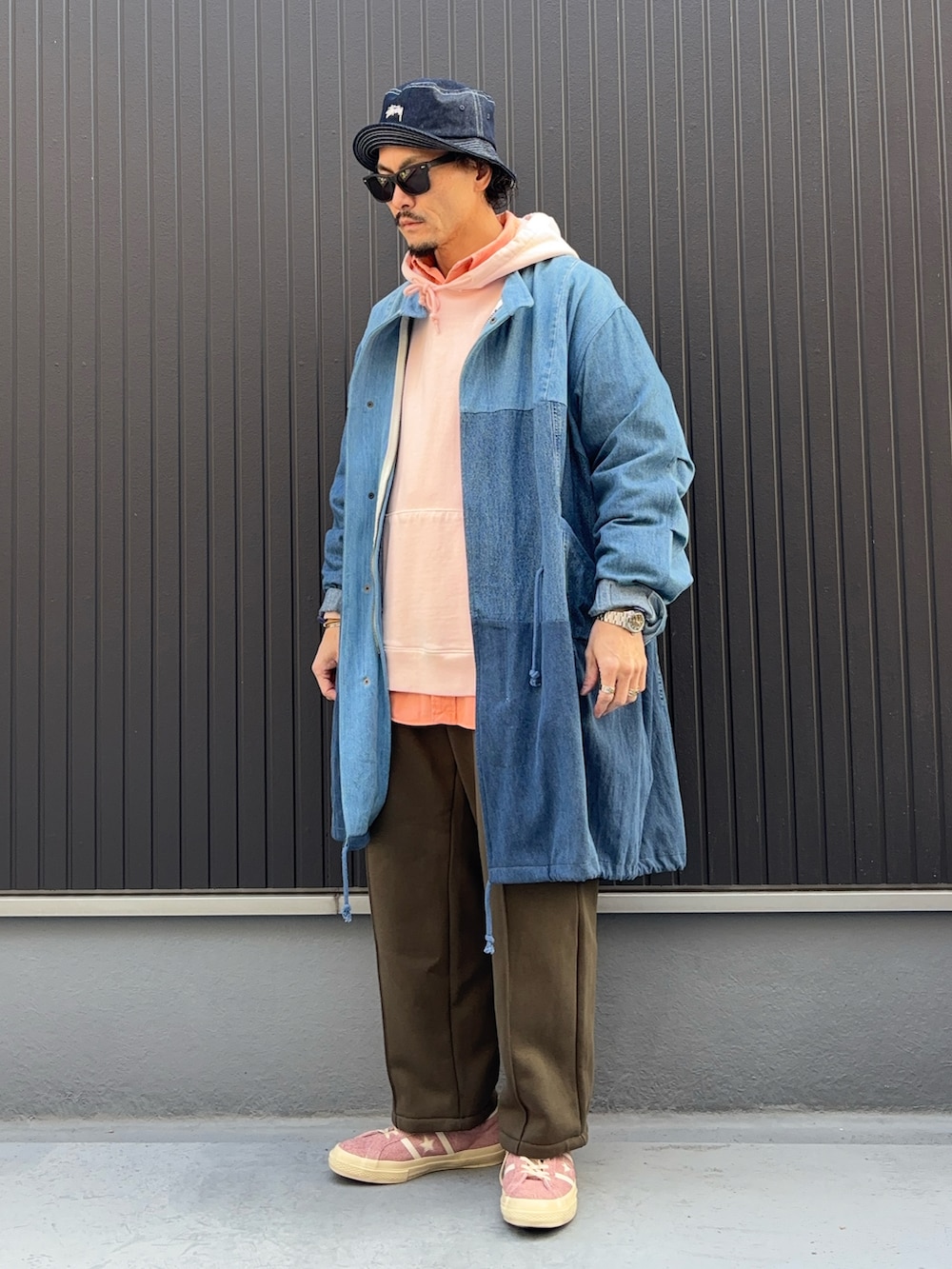 ピンク系のパーカー、ピンク系のシャツ/ブラウス、ブルー系のジャケット/アウターを着用したメンズの冬コーディネートの3枚目の写真