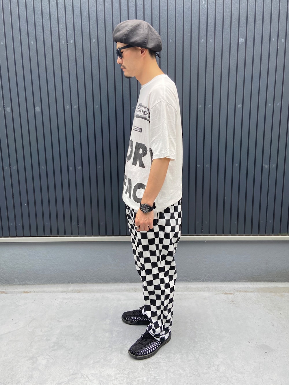 ホワイト系のTシャツ/カットソー、その他のその他パンツ、ブラック系のサンダルを着用したメンズの夏コーディネートの2枚目の写真