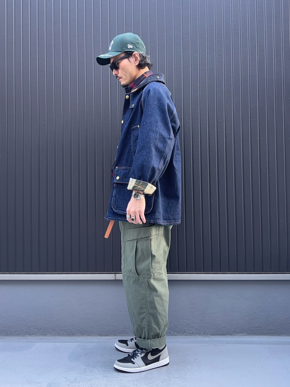 その他のシャツ/ブラウス、ブルー系のデニムジャケット、グリーン系のパンツを着用したメンズの冬コーディネートの2枚目の写真