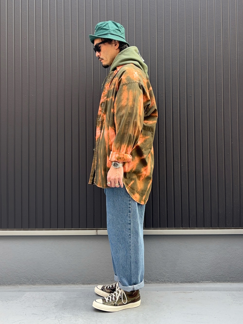 その他のシャツ/ブラウス、グリーン系のパーカー、ブルー系のデニムパンツを着用したメンズの春コーディネートの2枚目の写真