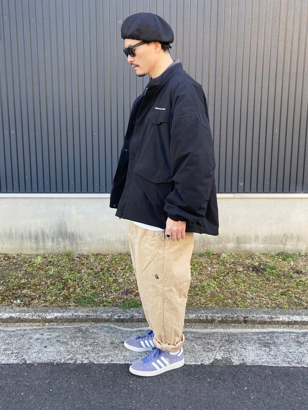 ホワイト系のTシャツ/カットソー、グレー系のジャケット/アウター、ブラック系のジャケット/アウターを着用したメンズの冬コーディネートの2枚目の写真