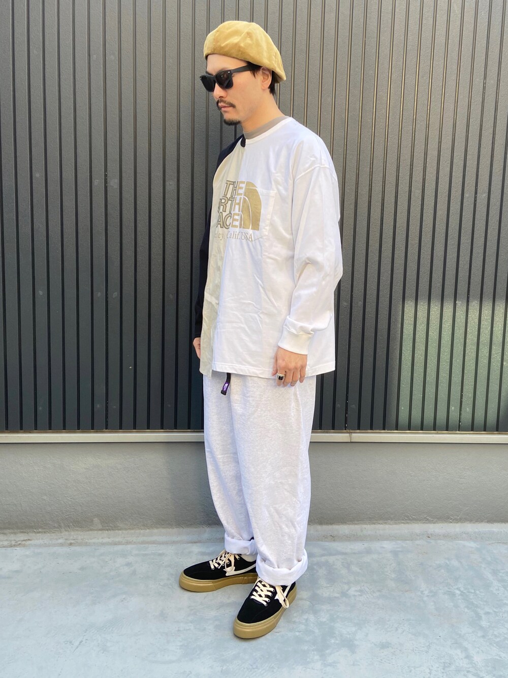 その他のTシャツ/カットソー、ブラウン系のTシャツ/カットソー、グレー系のスウェットパンツを着用したメンズの春コーディネートの4枚目の写真