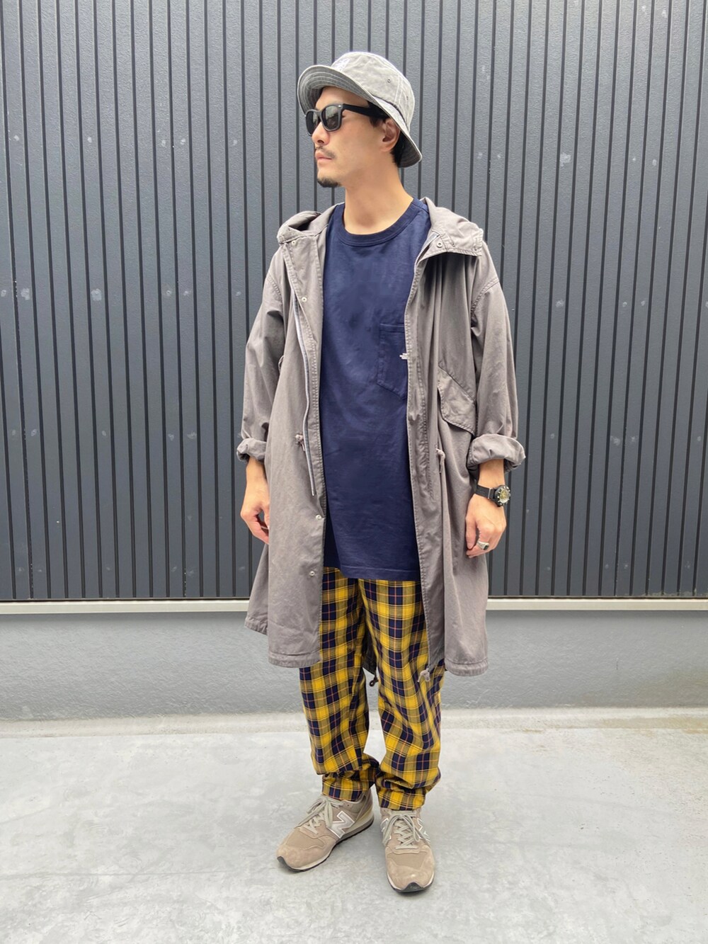 グレー系のモッズコート、ブルー系のTシャツ/カットソー、イエロー系のその他パンツを着用したメンズの秋コーディネートの3枚目の写真
