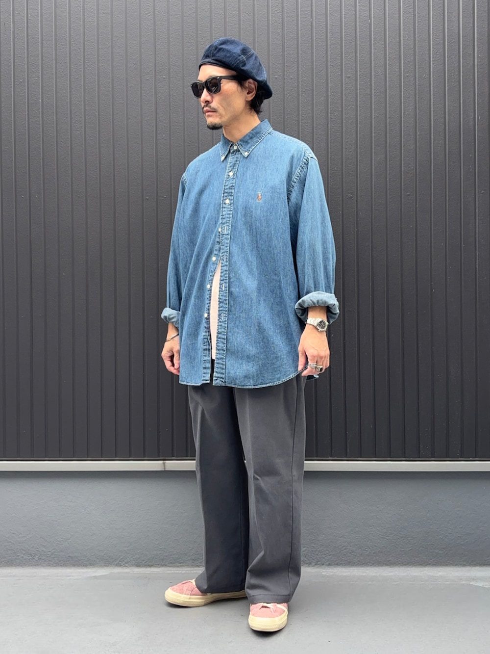 ブルー系のシャツ/ブラウス、ピンク系のTシャツ/カットソー、グレー系のパンツを着用したメンズの秋コーディネートの3枚目の写真