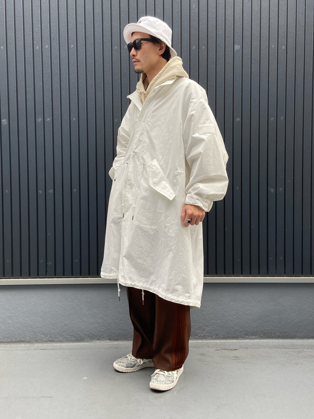 ホワイト系のジャケット/アウター、ベージュ系のパーカー、ベージュ系のパーカーを着用したメンズの冬コーディネートの3枚目の写真