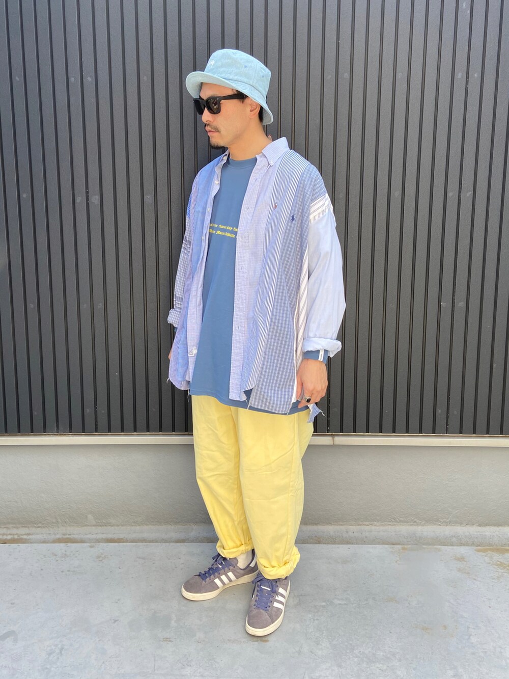 ブルー系のシャツ/ブラウス、ブルー系のTシャツ/カットソー、イエロー系のその他パンツを着用したメンズの春コーディネートの3枚目の写真