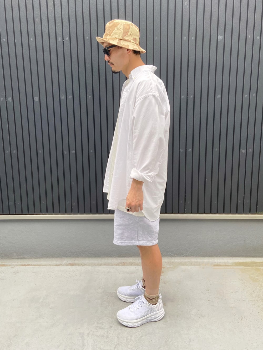 ホワイト系のシャツ/ブラウス、ホワイト系のTシャツ/カットソー、グレー系のパンツを着用したメンズの夏コーディネートの2枚目の写真