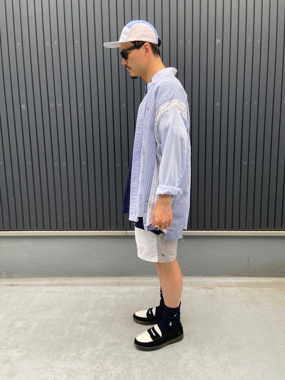 ブルー系のシャツ/ブラウス、ブルー系のTシャツ/カットソー、その他のパンツを着用したメンズの夏コーディネートの2枚目の写真