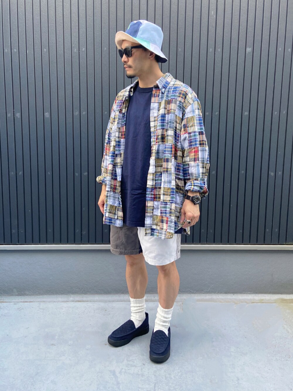 その他のシャツ/ブラウス、ブルー系のTシャツ/カットソー、その他のパンツを着用したメンズの春コーディネートの3枚目の写真