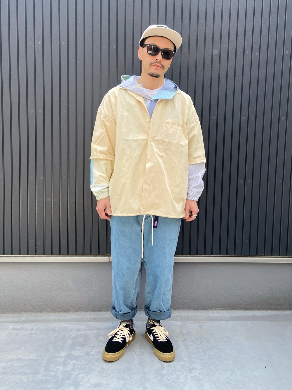 その他のジャケット/アウター、ベージュ系のトップス、ブルー系のデニムパンツを着用したメンズの春コーディネートの3枚目の写真