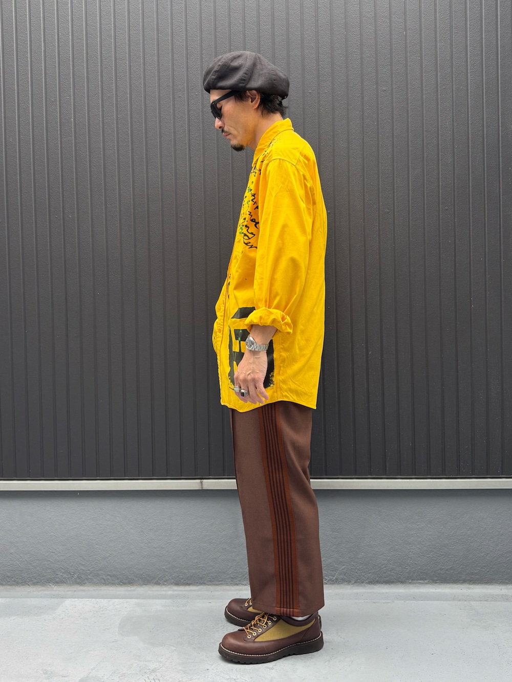 イエロー系のシャツ/ブラウス、ブラウン系のパンツ、ブラウン系のシューズを着用したメンズの秋コーディネートの2枚目の写真