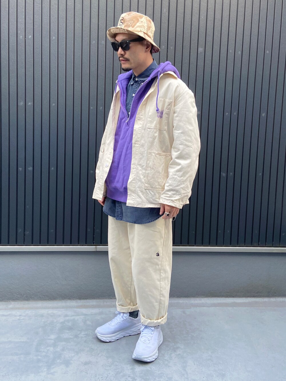 ベージュ系のジャケット/アウター、パープル系のパーカー、ブルー系のシャツ/ブラウスを着用したメンズの春コーディネートの3枚目の写真