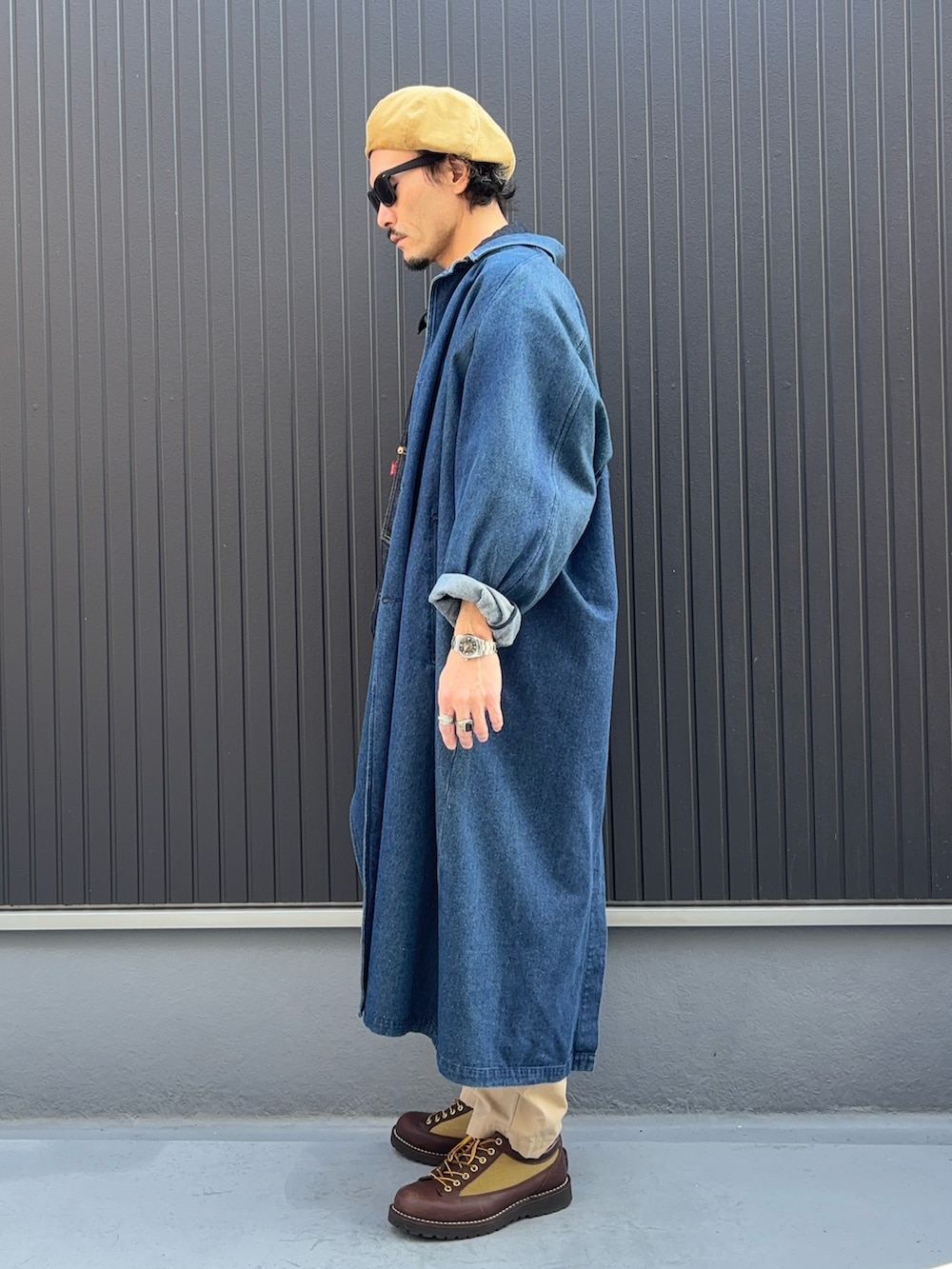 ベージュ系のその他パンツ、ブラック系のTシャツ/カットソー、ブルー系のジャケット/アウターを着用したメンズの冬コーディネートの2枚目の写真