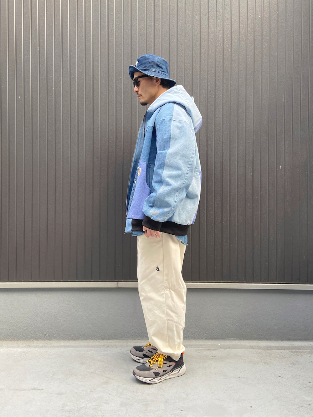 ブルー系のジャケット/アウター、ブルー系のシャツ/ブラウス、グレー系のTシャツ/カットソーを着用したメンズの冬コーディネートの2枚目の写真