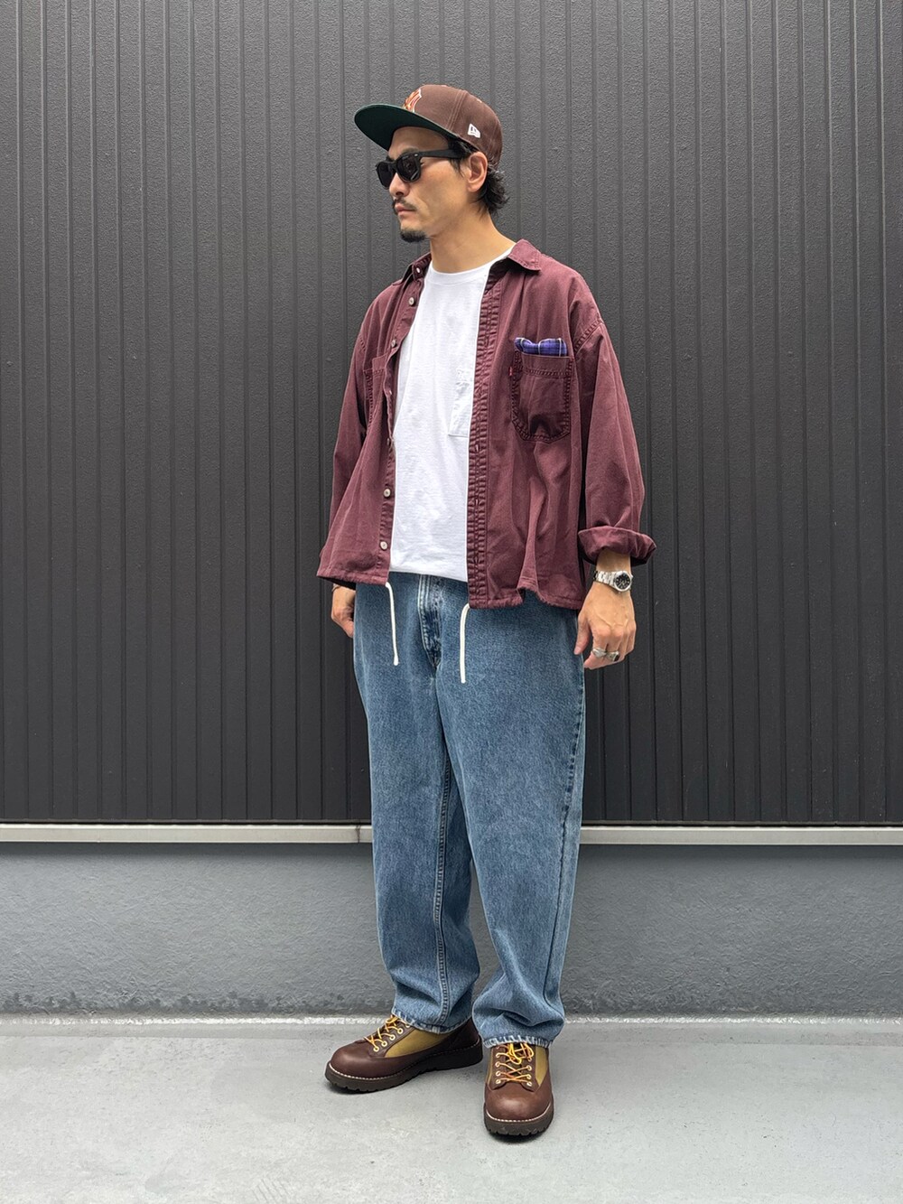 ホワイト系のTシャツ/カットソー、パープル系のシャツ/ブラウス、ブルー系のデニムパンツを着用したメンズの秋コーディネートの3枚目の写真