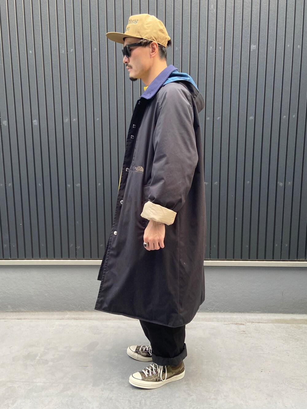 ブルー系のジャケット/アウター、イエロー系のトップス、ブラック系のカーゴパンツを着用したメンズの冬コーディネートの2枚目の写真