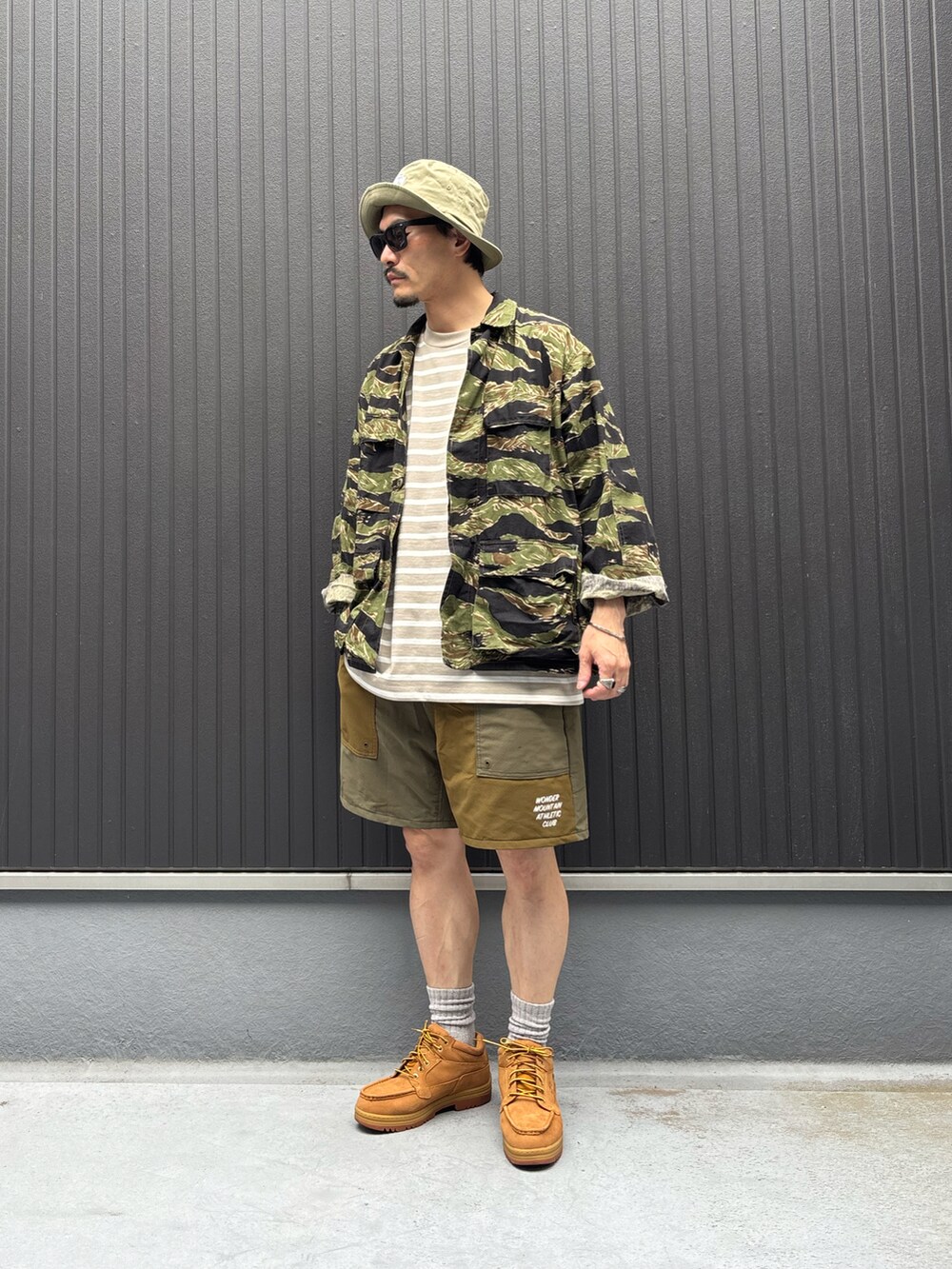 グリーン系のジャケット/アウター、ベージュ系のTシャツ/カットソー、ベージュ系のパンツを着用したメンズの夏コーディネートの3枚目の写真