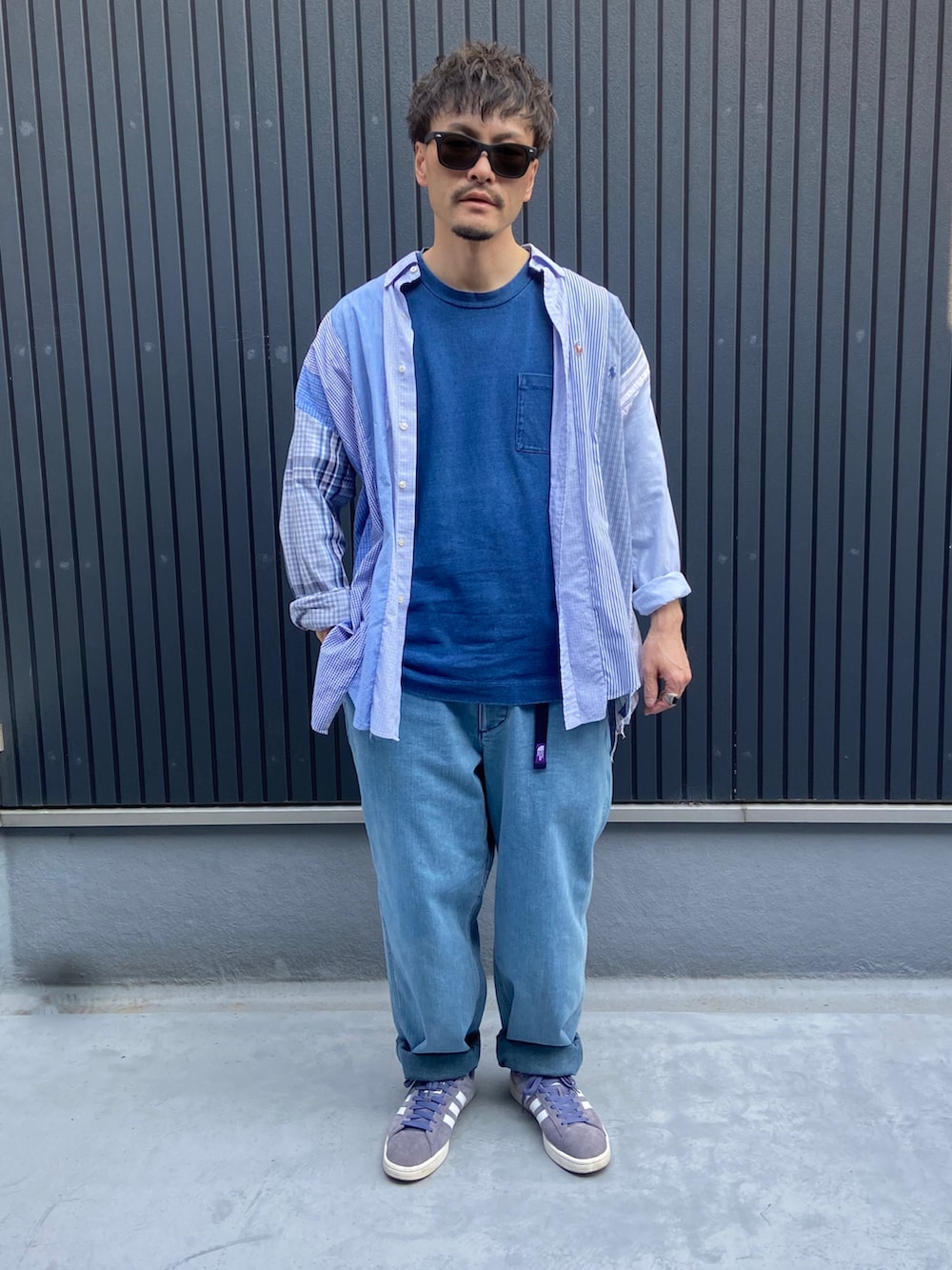 ブルー系のシャツ/ブラウス、ブルー系のデニムパンツ、ブルー系のスニーカーを着用したメンズの春コーディネートの3枚目の写真