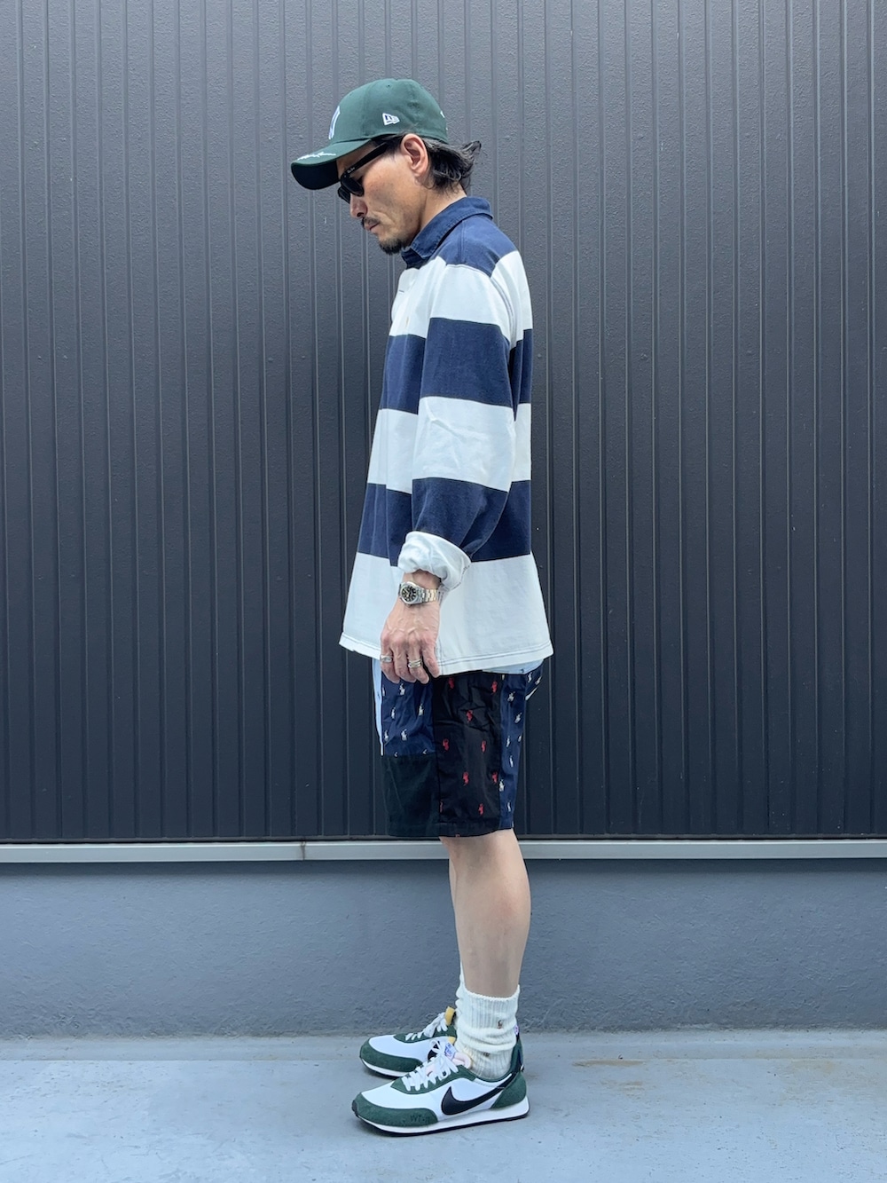 その他のトップス、その他のパンツ、グリーン系のスニーカーを着用したメンズの夏コーディネートの2枚目の写真