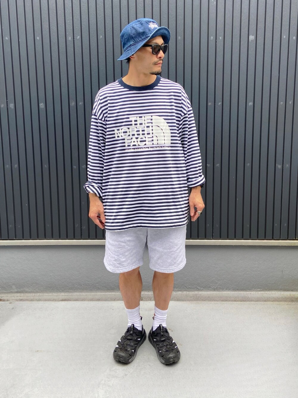 その他のTシャツ/カットソー、グレー系のパンツ、ブラック系のサンダルを着用したメンズの夏コーディネートの3枚目の写真