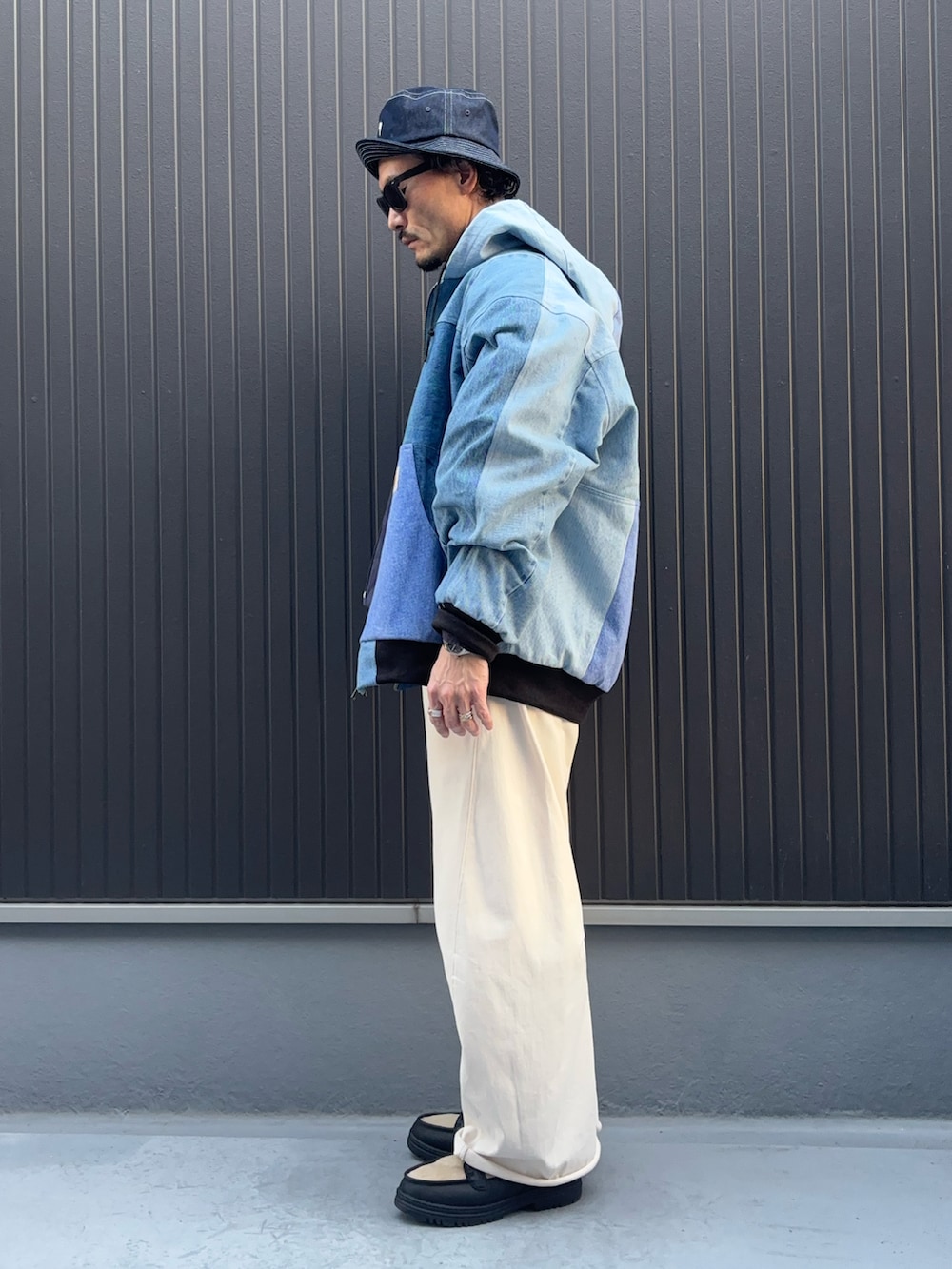 ブルー系のジャケット/アウター、グリーン系のシャツ/ブラウス、ホワイト系のスウェットパンツを着用したメンズの冬コーディネートの2枚目の写真