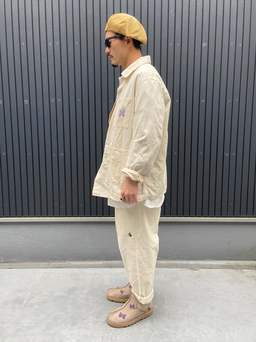 ベージュ系のジャケット/アウター、ベージュ系のジャケット/アウター、ホワイト系のシャツ/ブラウスを着用したメンズの冬コーディネートの2枚目の写真