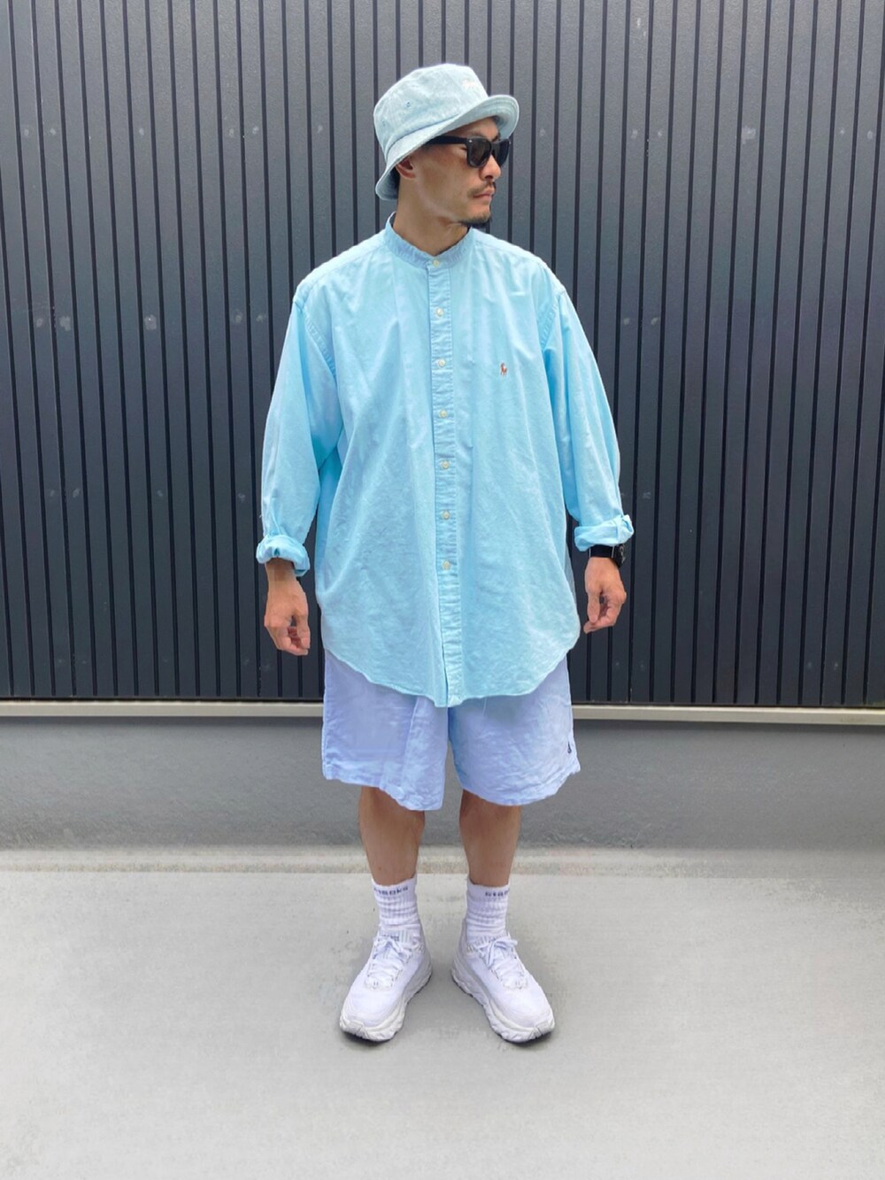 グリーン系のシャツ/ブラウス、ブルー系のその他パンツ、ホワイト系のスニーカーを着用したメンズの夏コーディネートの3枚目の写真