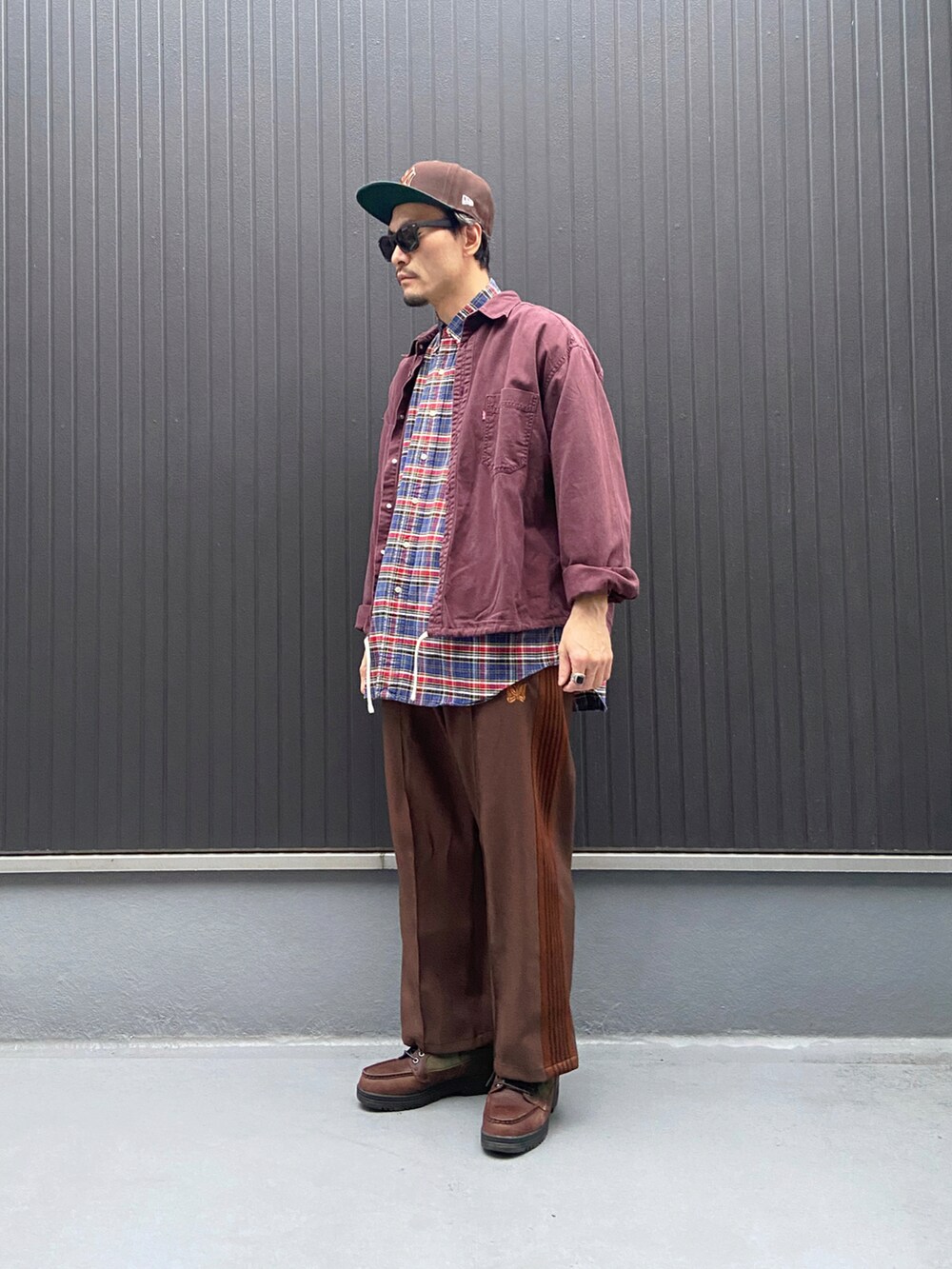 パープル系のシャツ/ブラウス、その他のシャツ/ブラウス、ブラウン系のパンツを着用したメンズの秋コーディネートの3枚目の写真