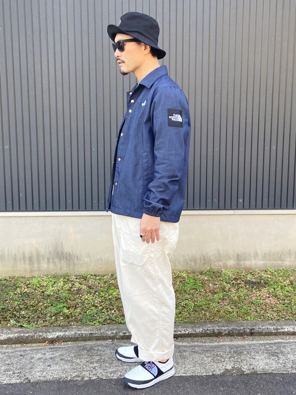 ブルー系のブルゾン、ブルー系のシャツ/ブラウス、ホワイト系のサロペット/オーバーオールを着用したメンズの秋コーディネートの2枚目の写真