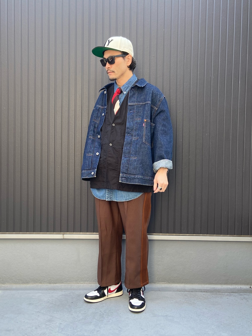 ブルー系のデニムジャケット、ブラック系のベスト、ブルー系のシャツ/ブラウスを着用したメンズの春コーディネートの3枚目の写真