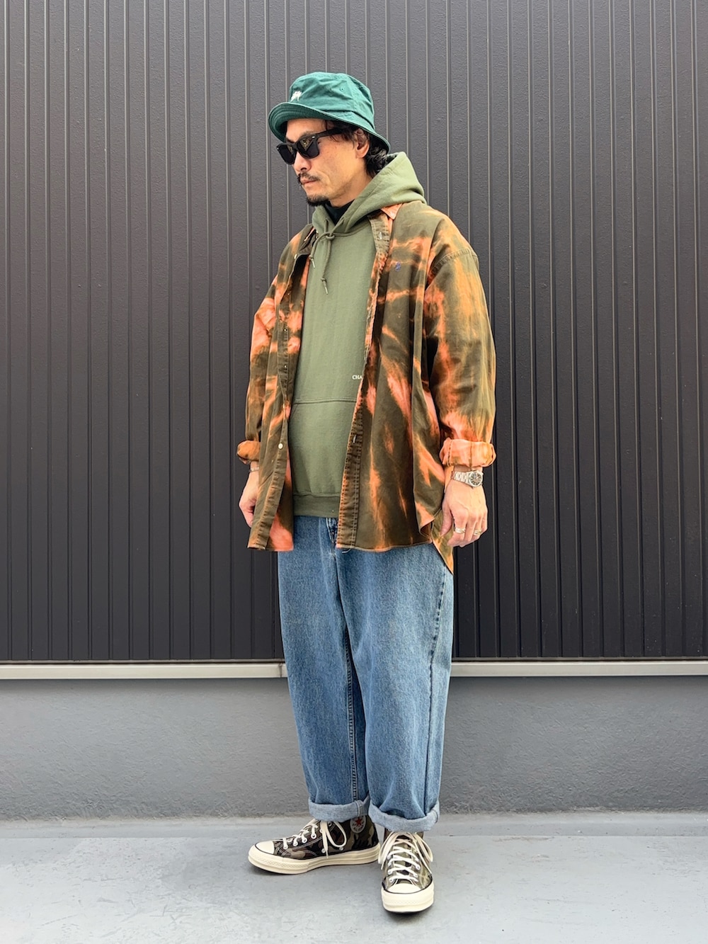 その他のシャツ/ブラウス、グリーン系のパーカー、ブルー系のデニムパンツを着用したメンズの春コーディネートの3枚目の写真