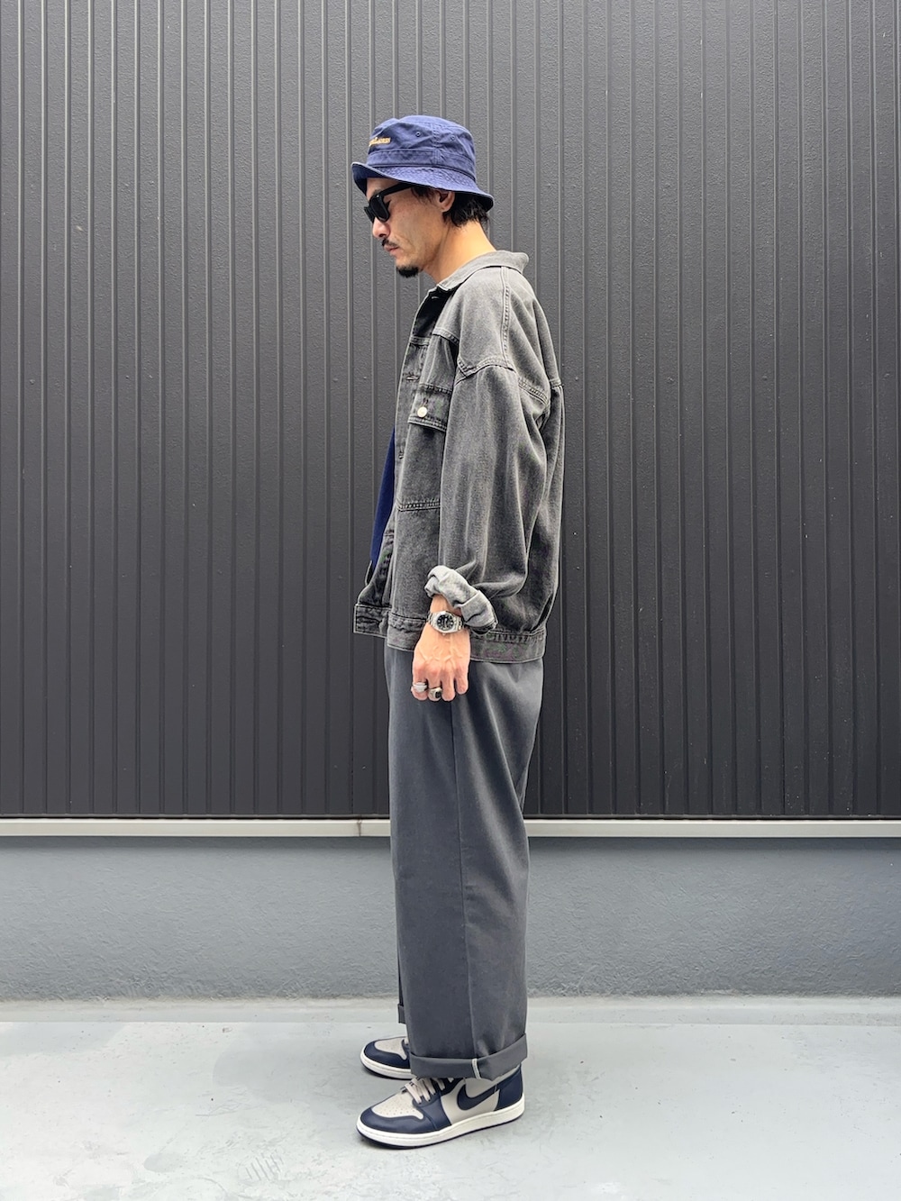 ブルー系のTシャツ/カットソー、グレー系のジャケット/アウター、グレー系のパンツを着用したメンズの秋コーディネートの2枚目の写真