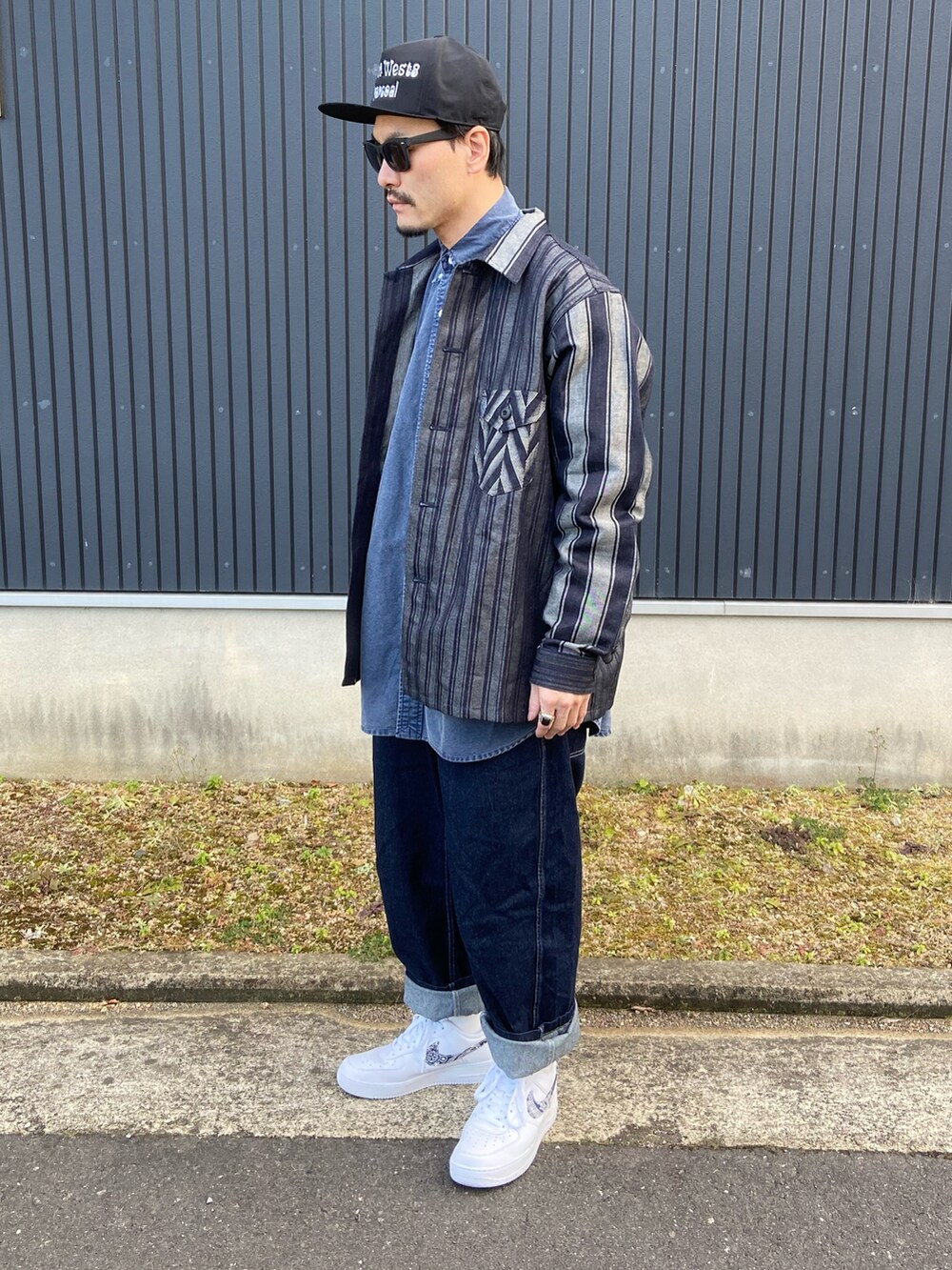 ブルー系のジャケット/アウター、ブルー系のシャツ/ブラウス、ブルー系のパンツを着用したメンズの冬コーディネートの4枚目の写真