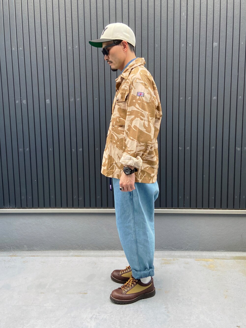 ベージュ系のジャケット/アウター、ブルー系のシャツ/ブラウス、ブルー系のデニムパンツを着用したメンズの春コーディネートの2枚目の写真