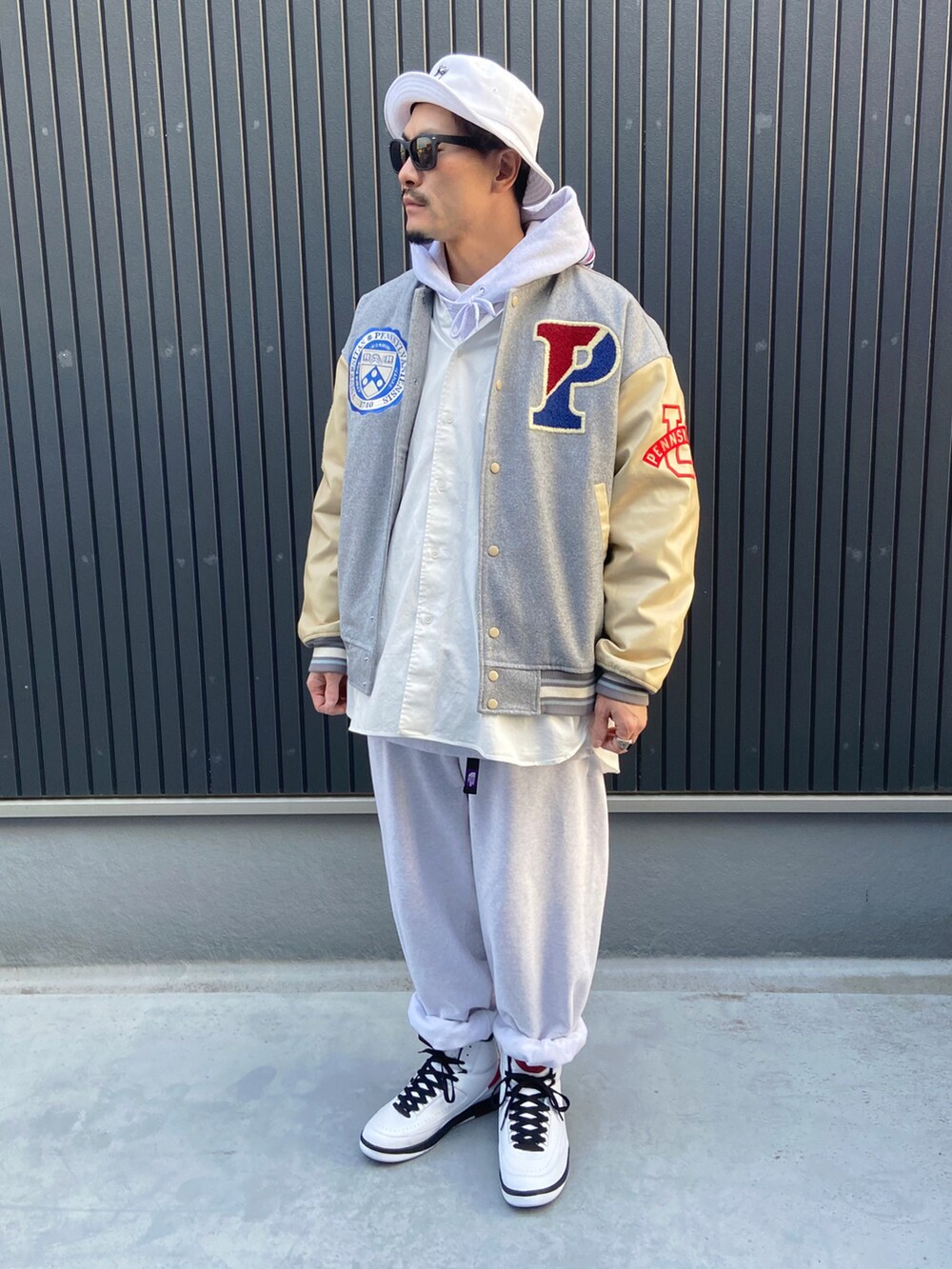 グレー系のジャケット/アウター、ホワイト系のシャツ/ブラウス、グレー系のパーカーを着用したメンズの冬コーディネートの3枚目の写真