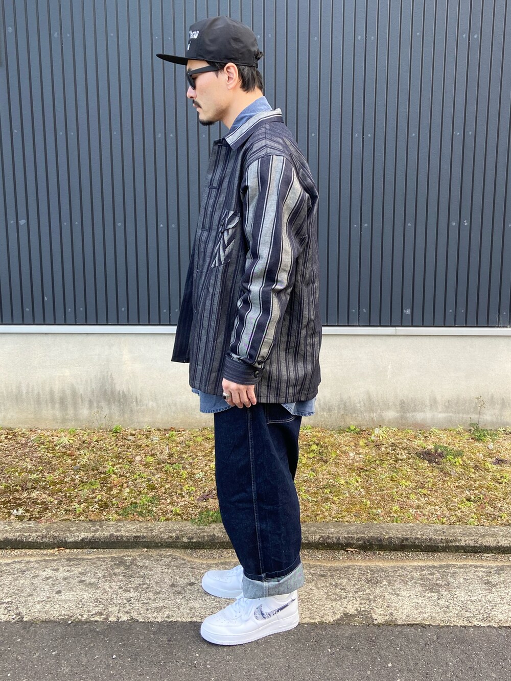 ブルー系のジャケット/アウター、ブルー系のシャツ/ブラウス、ブルー系のパンツを着用したメンズの冬コーディネートの2枚目の写真
