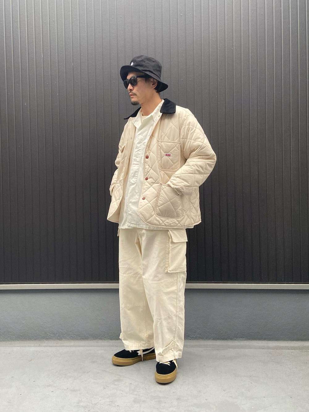 ホワイト系のカバーオール、ホワイト系のシャツ/ブラウス、ホワイト系のTシャツ/カットソーを着用したメンズの冬コーディネートの3枚目の写真